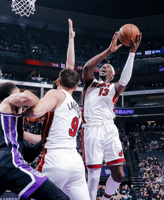 世界杯手机高清观看软件-阿德巴约25+7+5鲍威尔22分,威少三分失准6中1,热火复仇国王