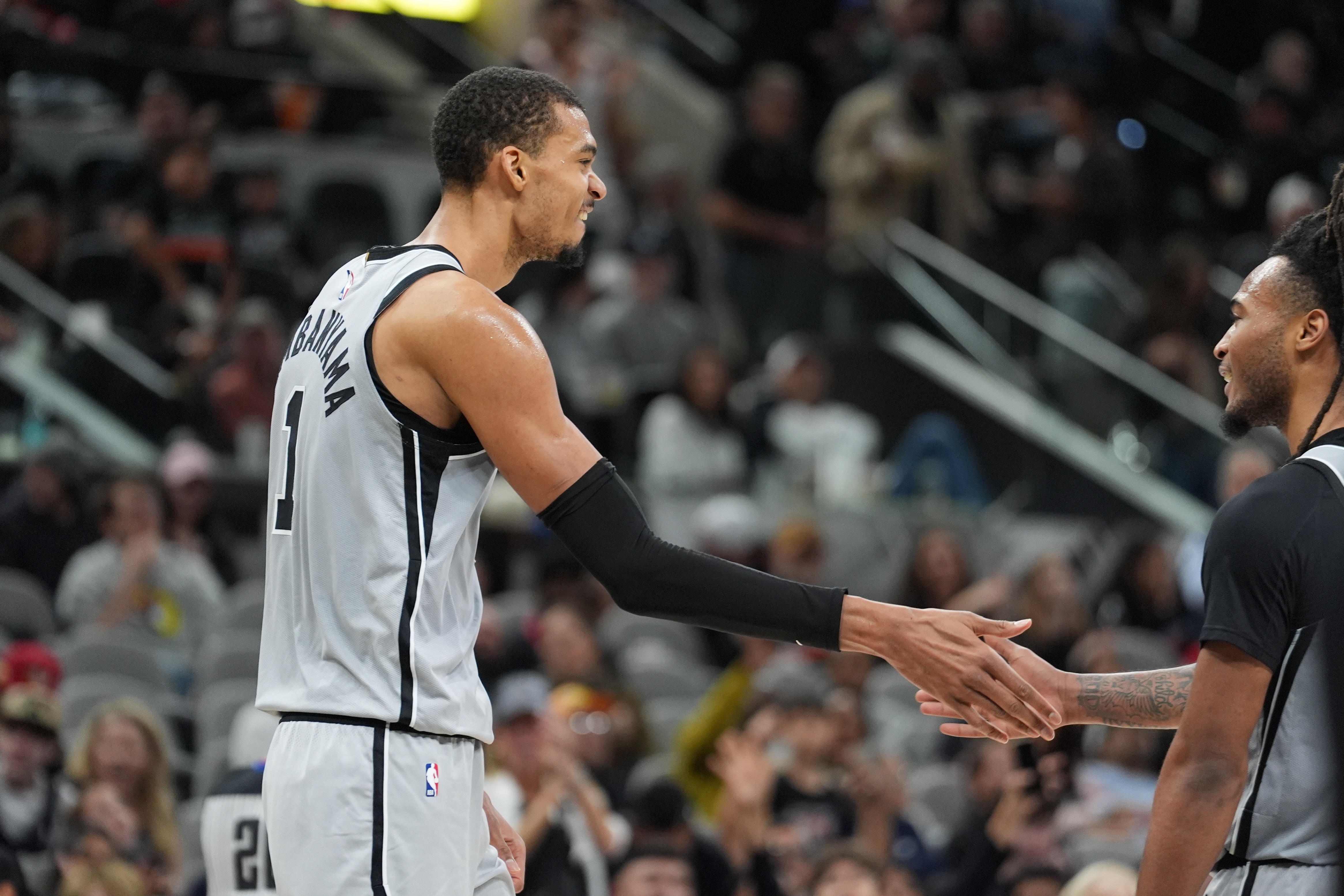 世界杯比赛在线观看地址-米奇：文班移动&amp;防守站位都很好 他看起来状态很不错